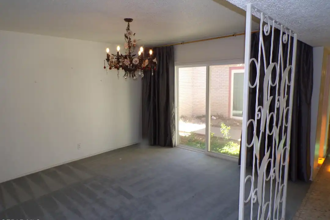 4820 Louisiana St - More