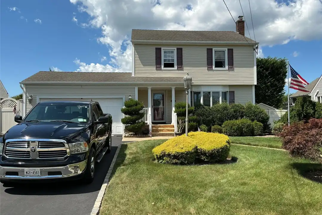 11 Frankel Rd – photo 1 of 15