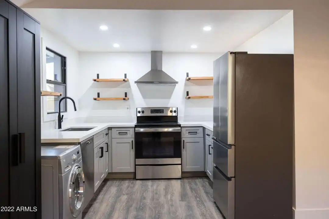326 N 17th Dr unit #3 - View 5