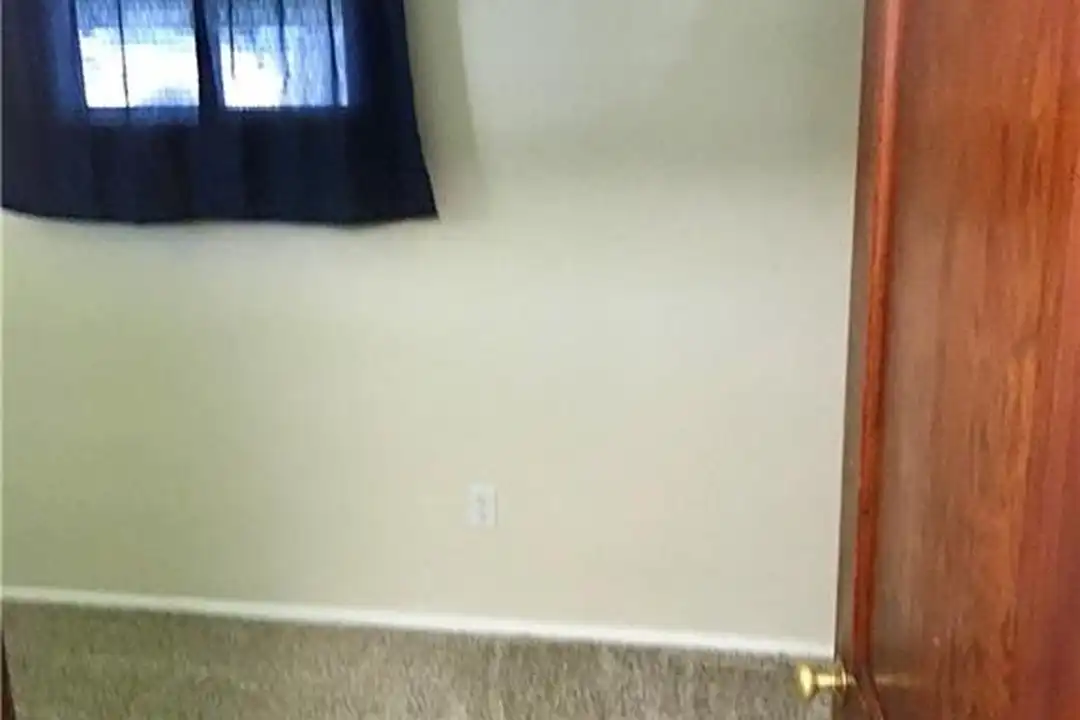 89 Jordan Dr - More