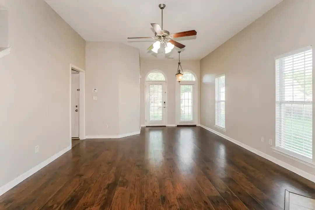 10218 Cottage Oaks Cove – pohled 6