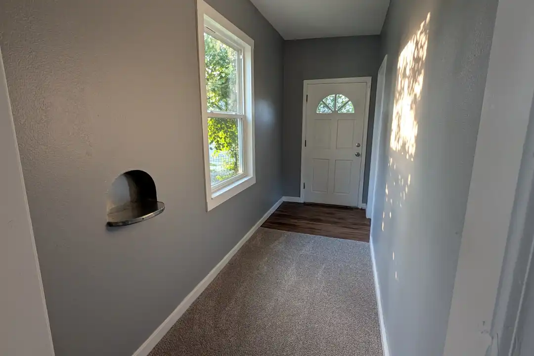 1011 NE Seward Ave - View 2