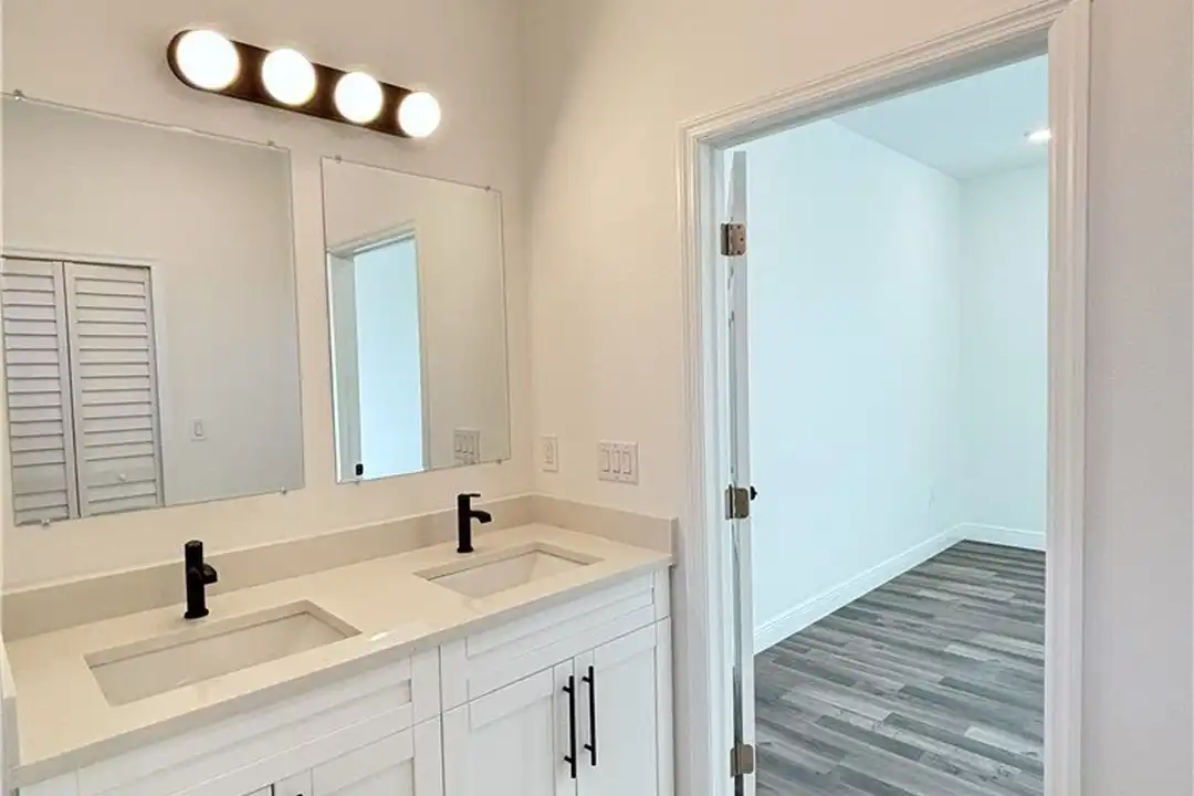 1422 Highland Ave - View 5
