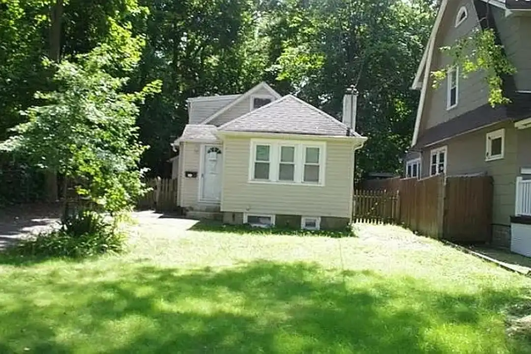 26 Courter Ave – photo 1 of 5