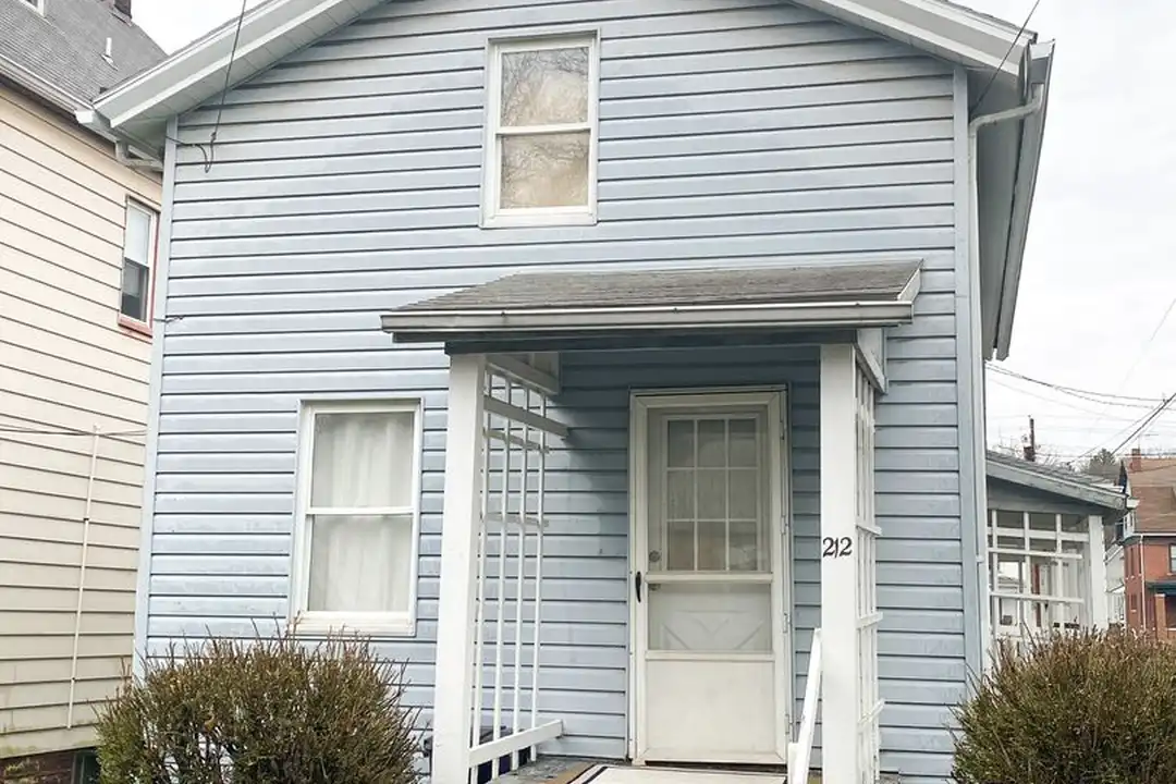 212 E Walnut St – photo 1 of 25