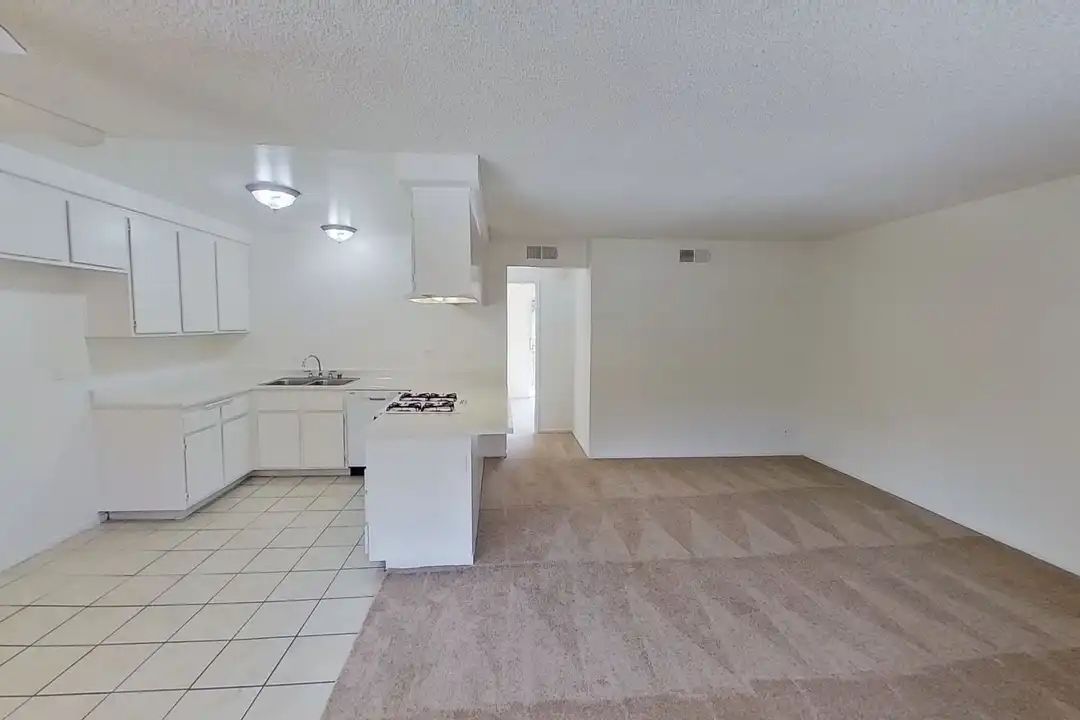 Apartment in Santa Ana - View 4
