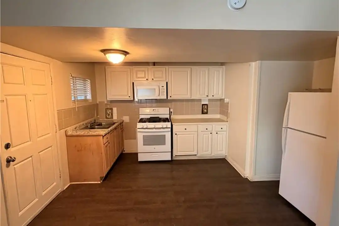 114 Lewis St N – photo 1 of 10