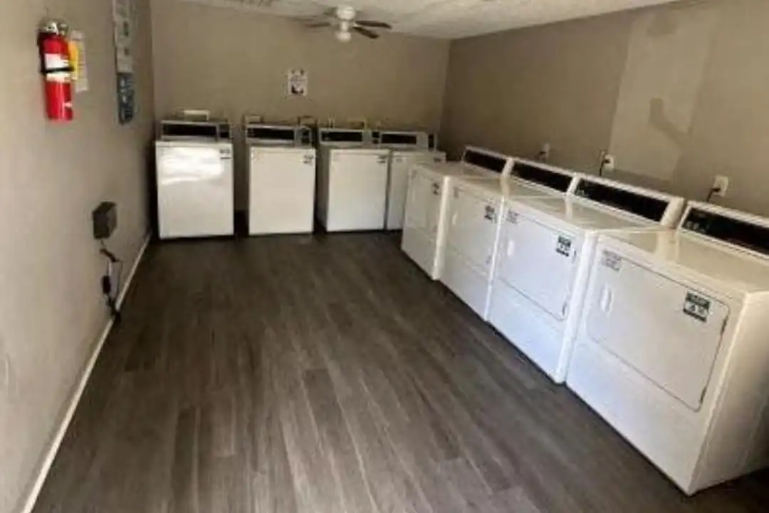 4804 W Bancroft St – photo 1