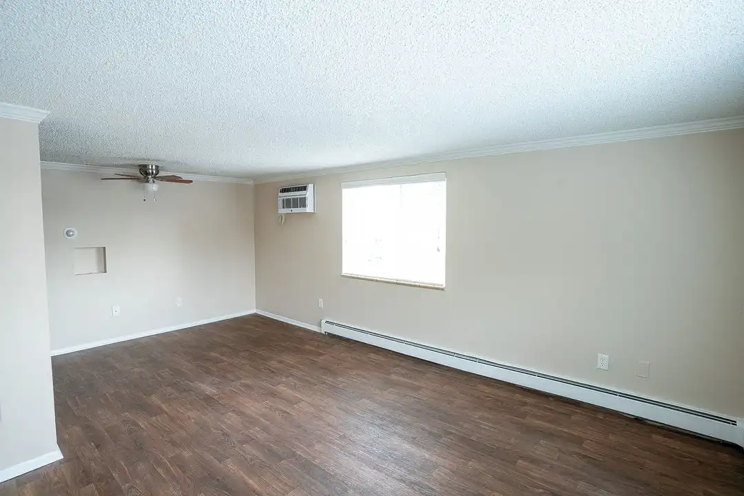 Knollwood and Tanglewood Apartments - More