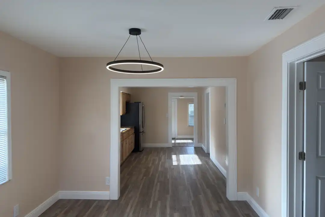 2514 W St John St – další