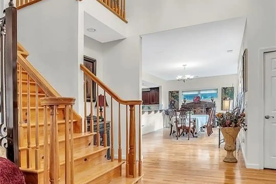 8 Mary Ct - View 2