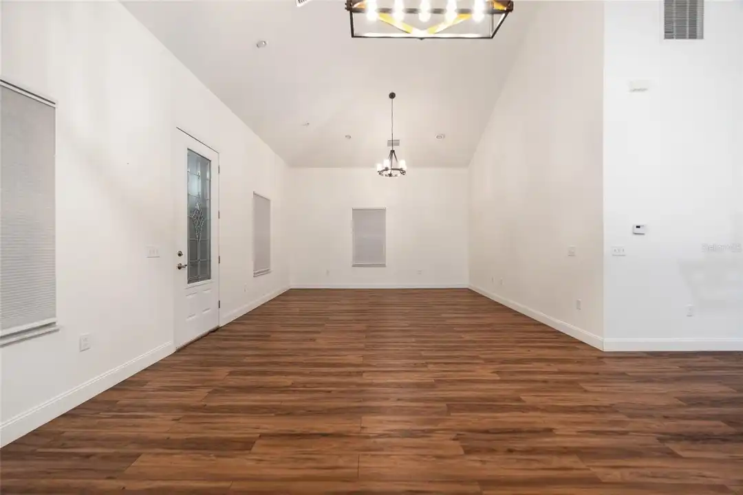 2330 W St Louis St – další