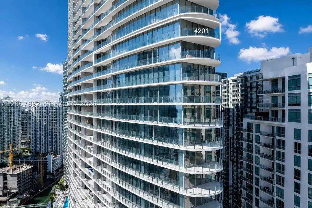 Apartment in Miami, Torch of Friendship - View 2
