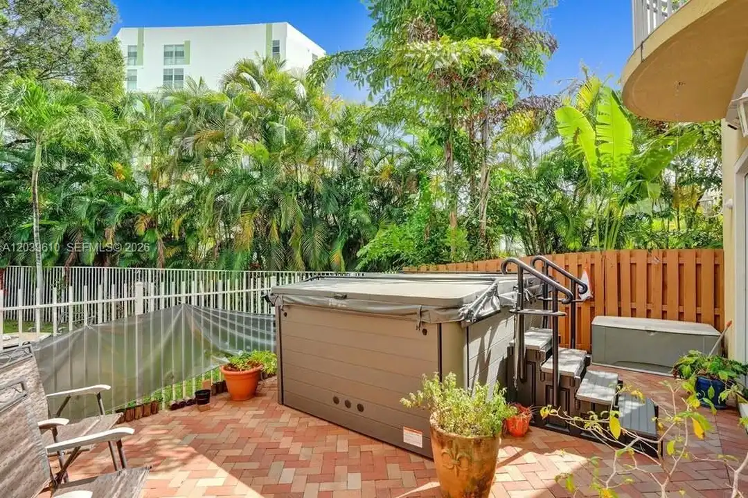409 SW 5th St unit 1 - View 5