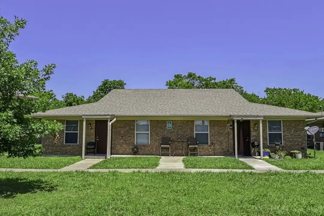 200 Daniels Dr – photo 1 of 22