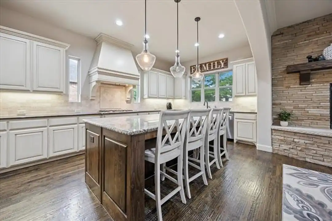 580 Butchart Dr - View 4