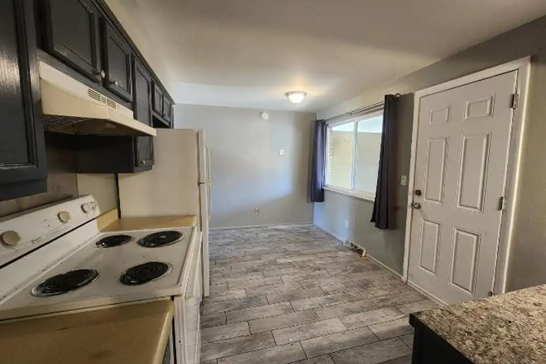 721 Fraser St - More