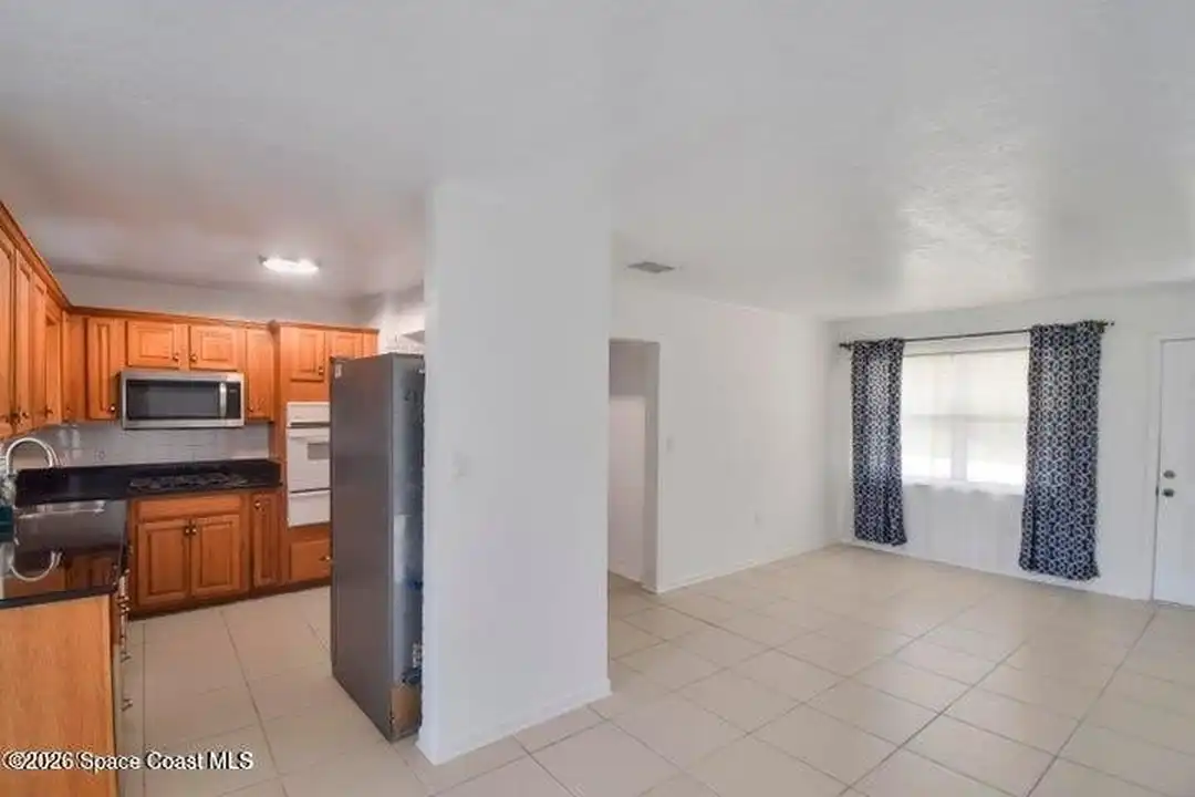 102 1st St - View 4
