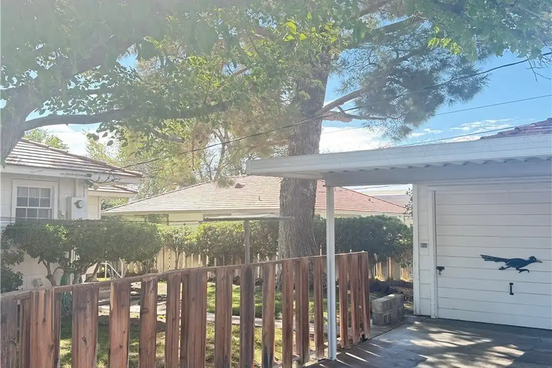 504 Cherry St - More