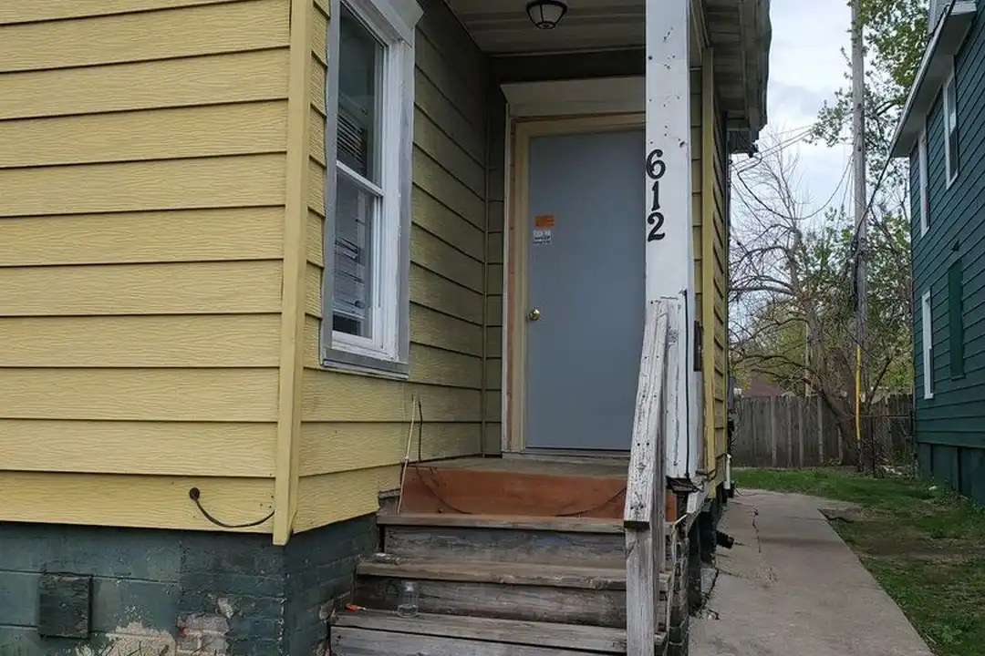 612 10th St unit Lower Front – photo 1 of 8