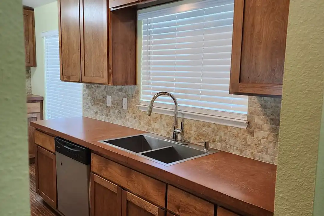 1712 Applegate Dr - View 4