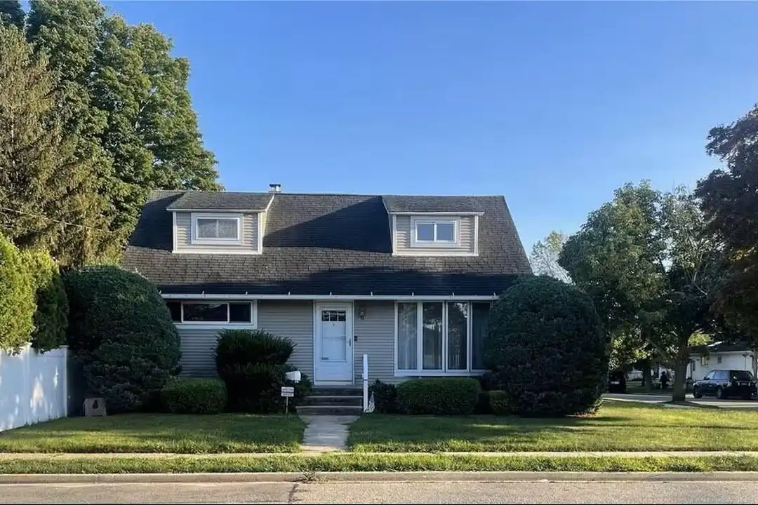 11 Ida Ave – photo 1