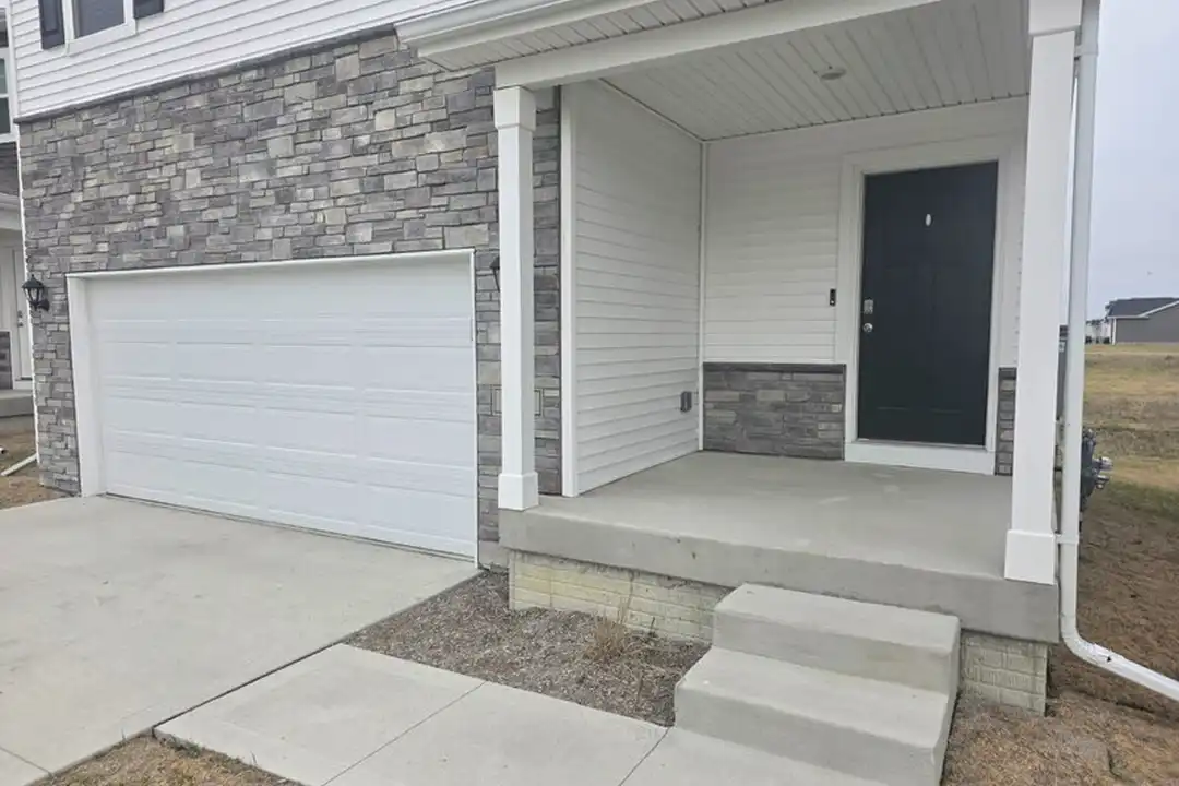 655 NW Williamsburg Ln - View 2