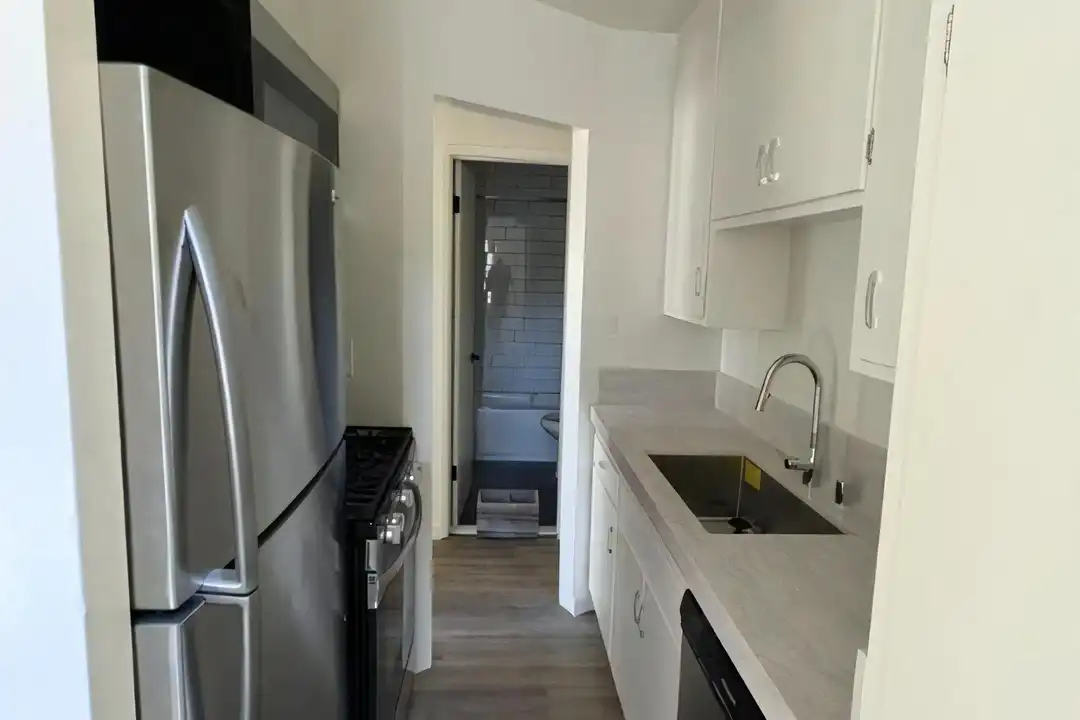 516 E Oak St - More