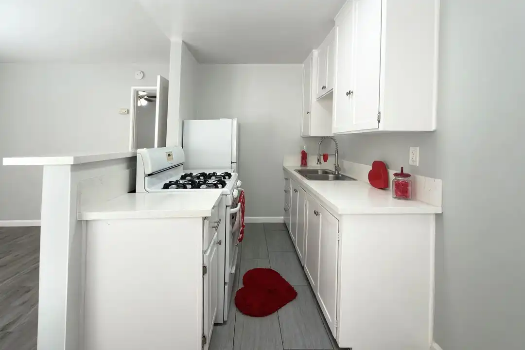Apartment in Long Beach - View 5