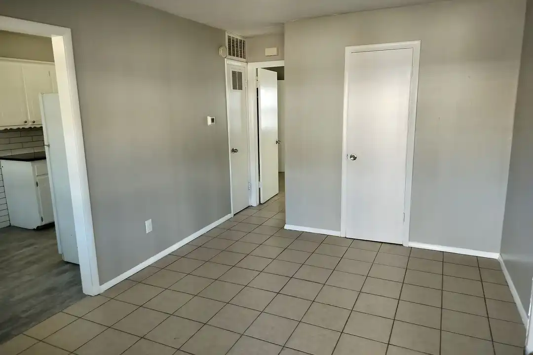 301 N University Dr unit 1 – photo 1
