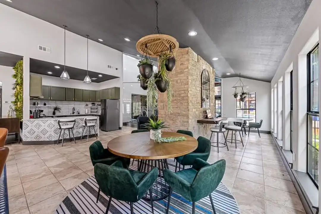 2501 Thomason Cir unit 304 - More