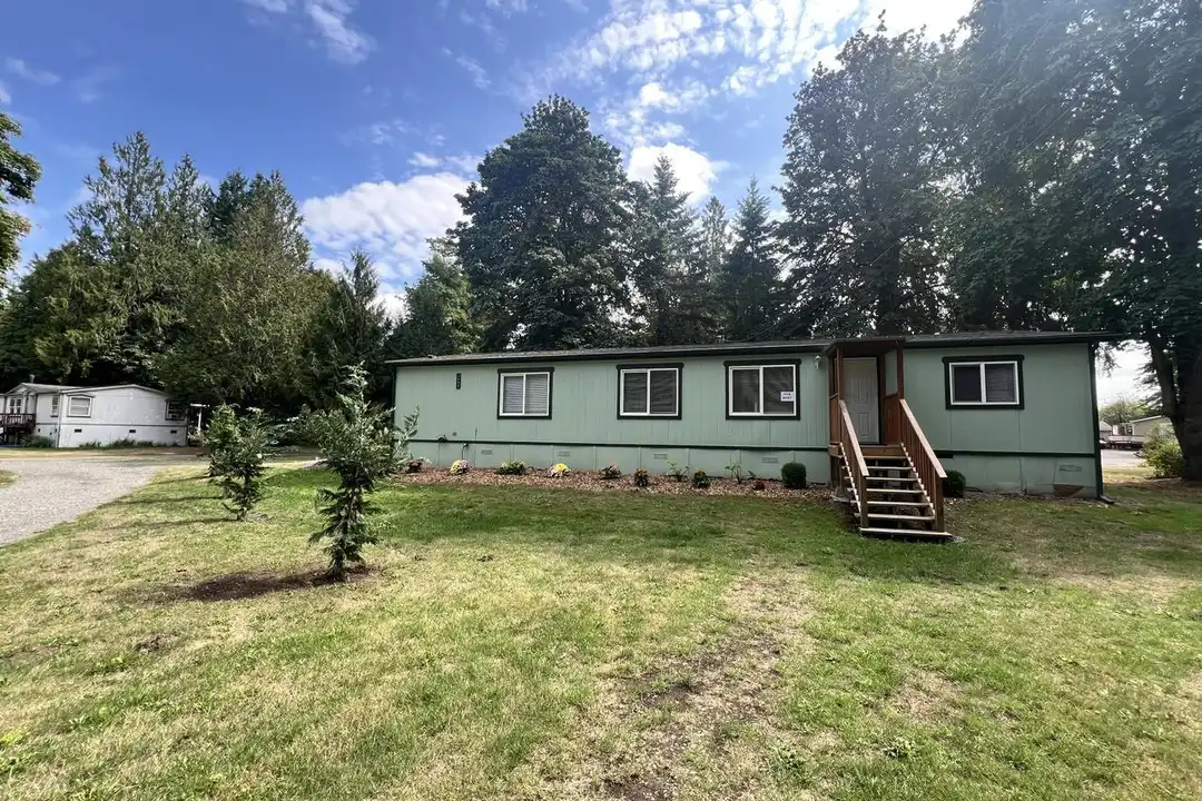 1042 Clubhouse Ln SE - View 3