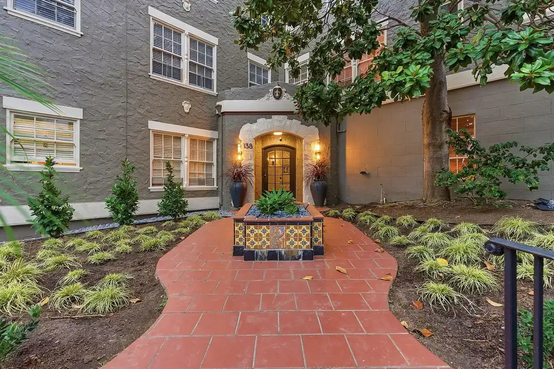 Apartment in Oakland - More