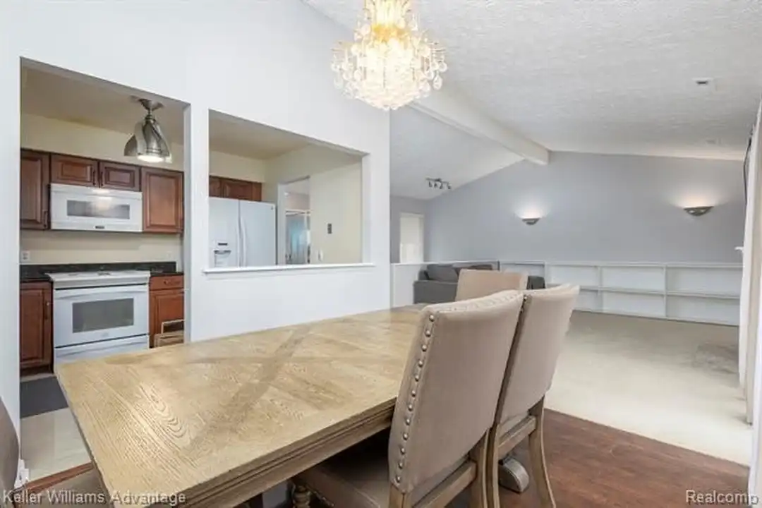 Apartment in Southfield - More