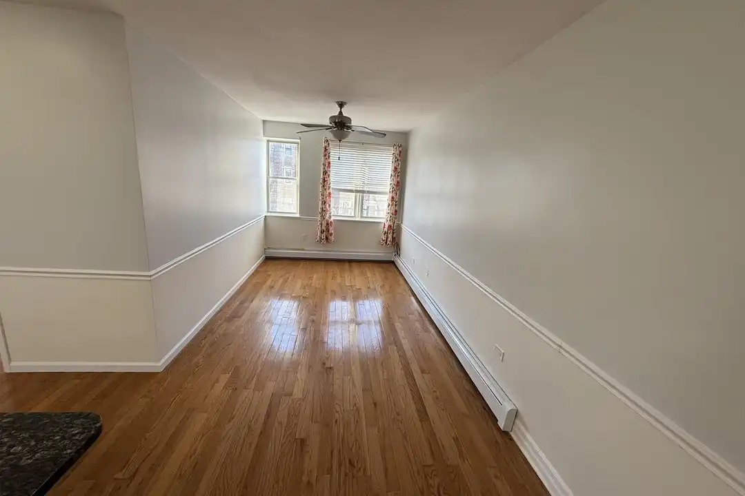 House in New York, Brooklyn Manor, Queens - View 4