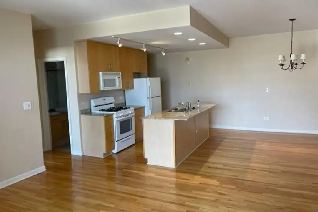 680 N Green St - View 4