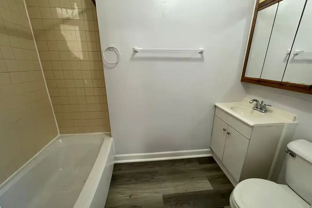 2500 N Sawyer Ave unit # 1R - More