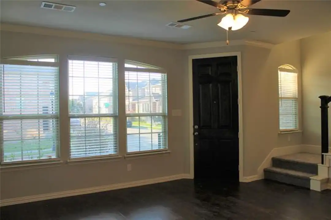 825 Ben Ln - View 3