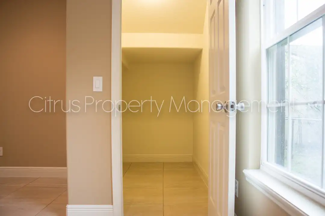 2419 S Shine Ave – pohled 4
