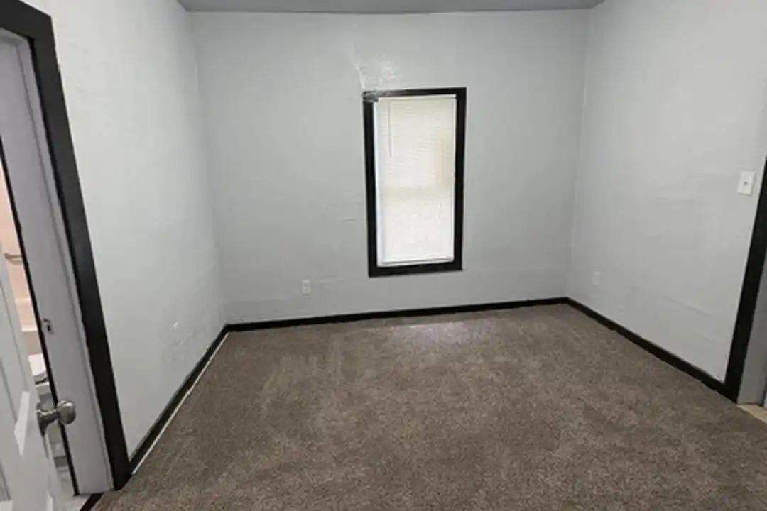 904 SW G Ave - More