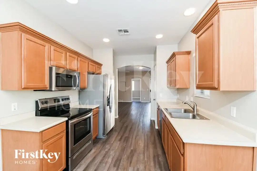 2850 E Silverbell Rd - More