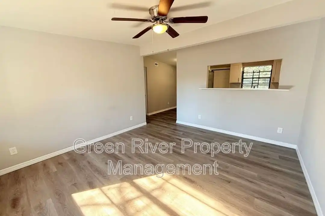 1033 Ake Ln – pohled 3