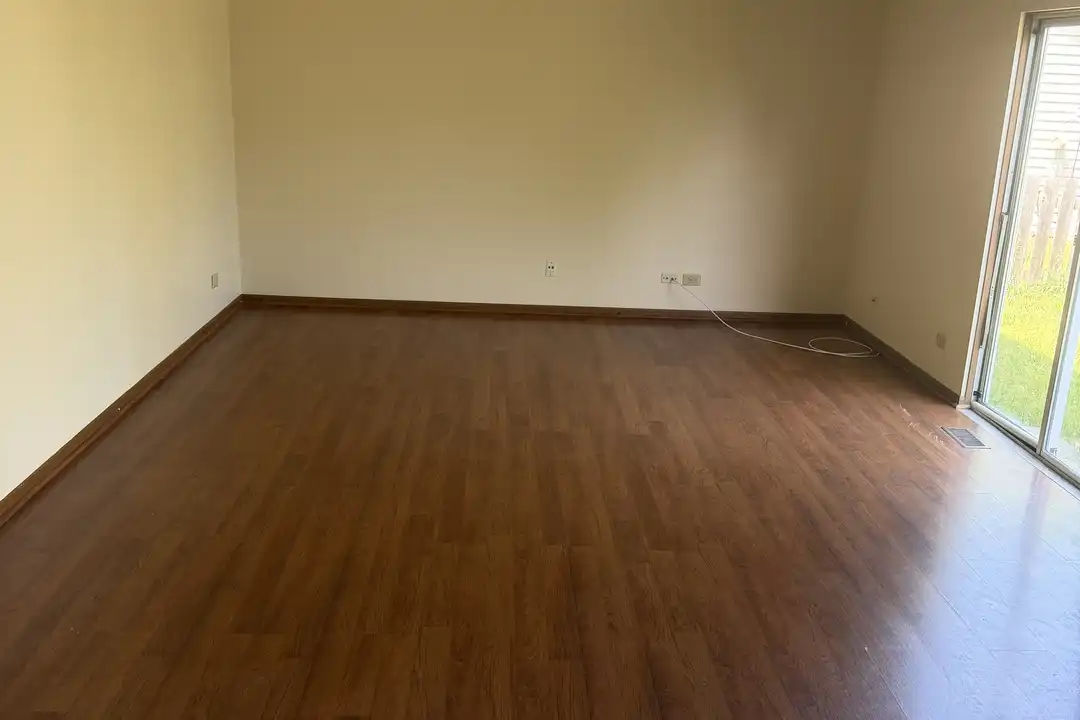 125 S Southport Rd unit Mundelein - View 2