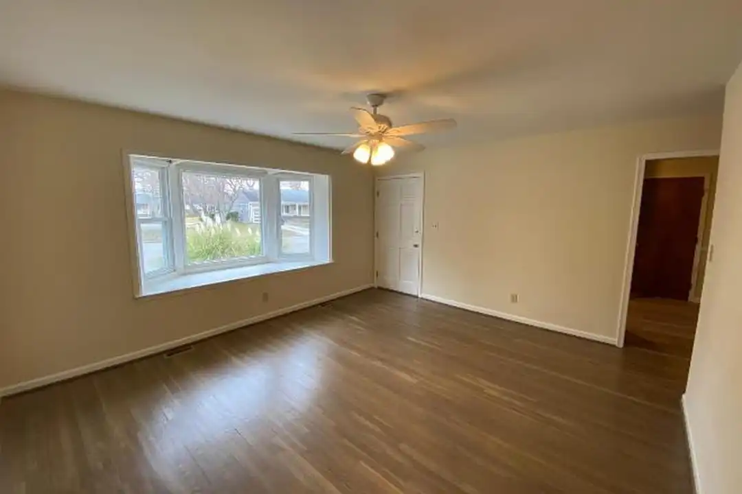 218 Mona Dr - More