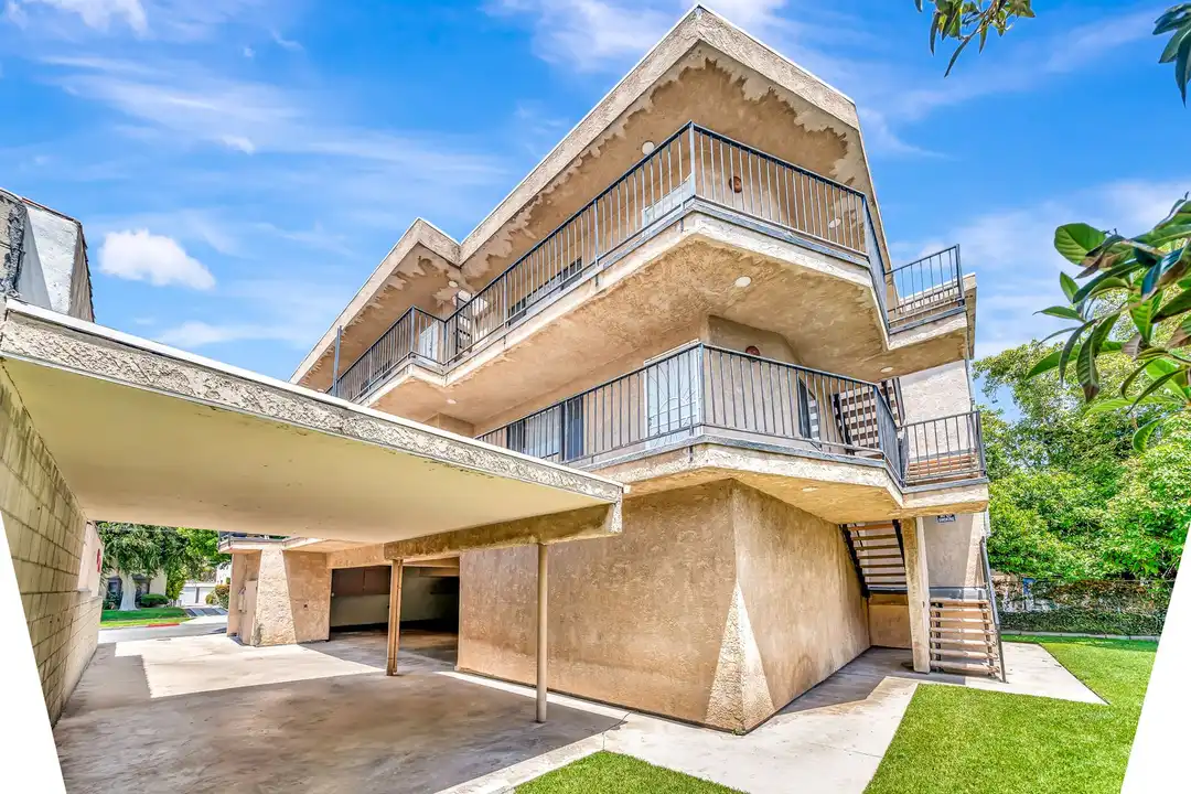 1614 E Chevy Chase Dr - View 2