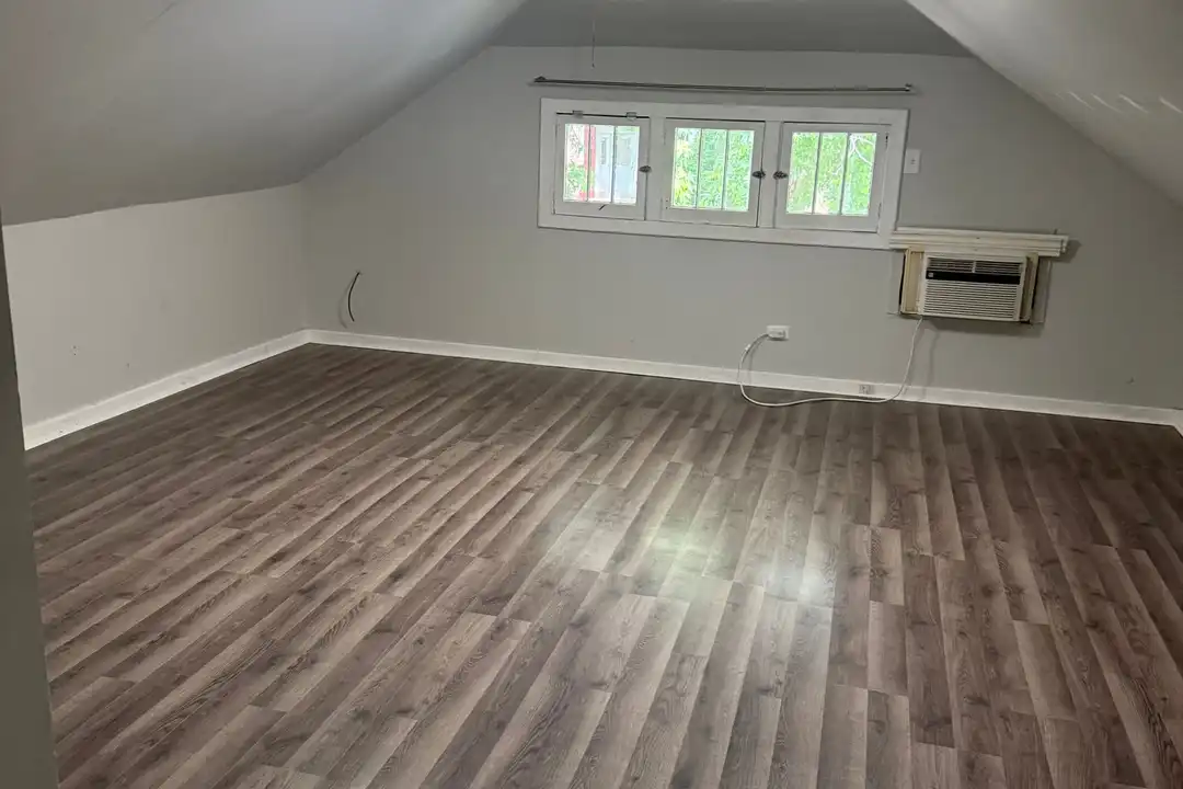 2439 W Byron St - View 5