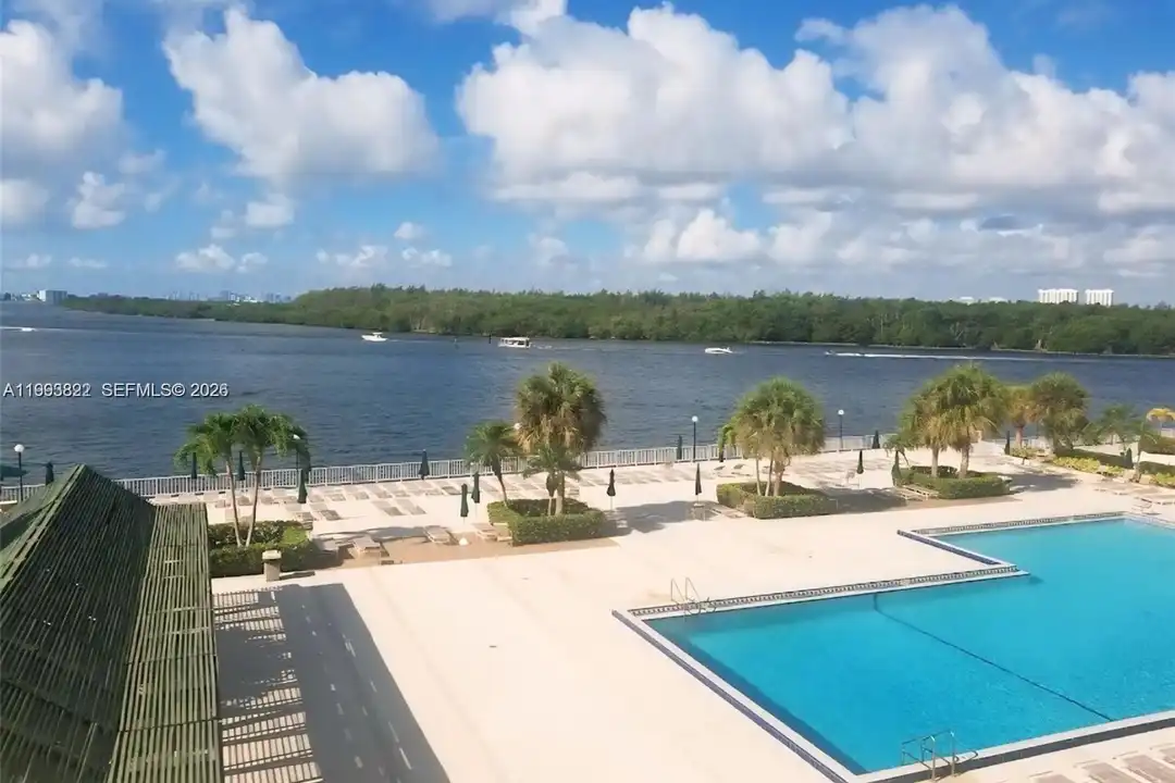 500 Bayview Dr unit 325 - More