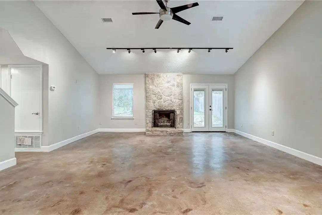 6009 Avery Island Ave - More