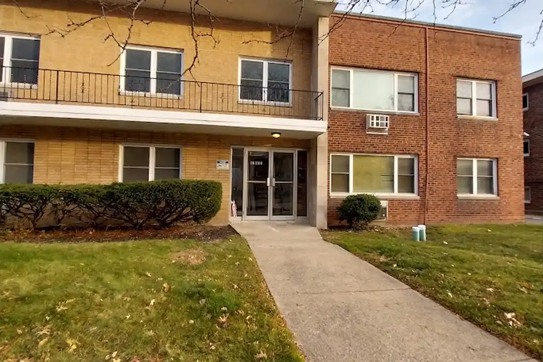 17808 Lakeshore Blvd unit 103 – photo 1