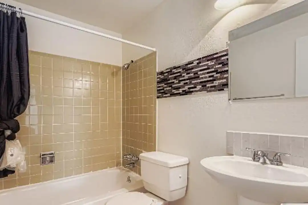 1289 Yukon St - View 2